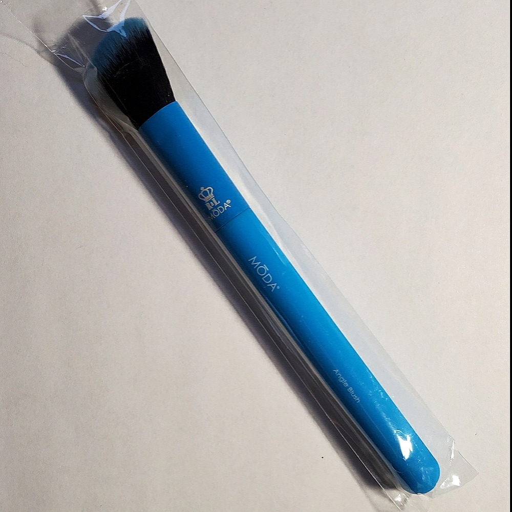 Moda Angle Foundation Brush NWT Vegan.